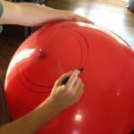 Đặt một điểm đánh dấu trên khinh khí cầu với một điểm đánh dấu nơi sẽ có một lỗ để sửa bóng đèn