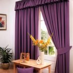 Lyst interiør med lilla gardiner