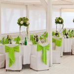 Πράσινα τόξα σε λευκές καρέκλες