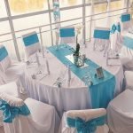 Toalhas de mesa brancas e azuis e capas de cadeira