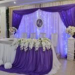 Biely a fialový obrus na svadobnom stole