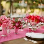 Розов цвят в дизайна на масата