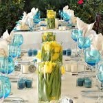 Copas de vino azul en una mesa de boda