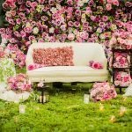 Nến và hoa hồng bên ghế sofa