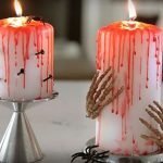 Blutige Kerzen mit Nägeln und Händen