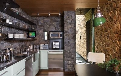 Dekorativ stein på innsiden av kjøkkenet +70 foto