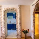 Decoração de uma porta com azulejos de pedra