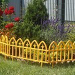 Малка ограда за цветни лехи