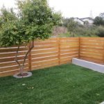 Large clôture en planches
