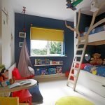 Die Kombination aus blauen Wänden und einem gelben Vorhang