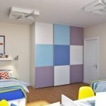 Garderobe med fargede firkanter i barnehagen