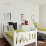 Bílé postele a komoda v dětském pokoji