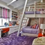 La combinaison de tapis lilas et de meubles blancs