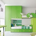 Interior lluminós amb mobles de color verd clar