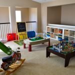Stoly s hrami v dětském pokoji