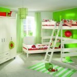 Lys grønt interiør med hvite møbler