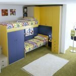 Mobili gialli e blu nella stanza dei bambini