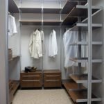 Съхранение на дрехи в килера