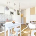Kjøkken-stue i lyse farger
