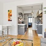 Salle à manger et cuisine dans un petit appartement