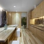 Virtuvės dizainas su daugybe medienos