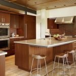 Kjøleskap i fargen på kjøkkenmøbler