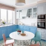 Hvite og blå kjøkkenmøbler i interiøret