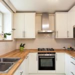 Kjøkkenmøbler med integrert mikrobølgeovn