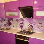Meubles violets dans la cuisine