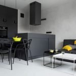 Црни намештај у кухињи