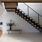 Escalier simple dans le couloir d'une grande maison