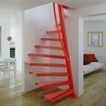 Cầu thang màu đỏ ngoạn mục
