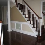 Trilhos clássicos nas escadas da casa