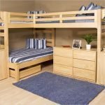 Dřevěná postel pro velkou rodinu