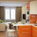 Orange Küchenmöbel im Innenraum