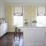 Žltá tapeta v bielom interiéri kuchyne