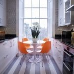 Orange stolar i en grå kökinre