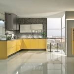 Strenges Küchendesign mit gelben Möbeln