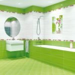 Baltas ir šviesiai žalios spalvos vonios kambario interjeras