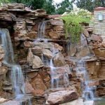 Wilde stenen berg met waterval