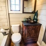 Sifonier din lemn în baie