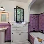 Violetinės plytelės vonios kambaryje