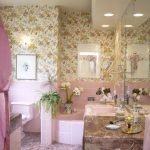 Rózsaszín fürdőszoba dekorációval
