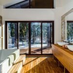 Store vinduer på badet i et privat hus