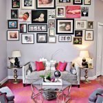 Rožinis kilimas su ornamentu gyvenamajame kambaryje