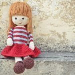 ילדה בחצאית אדומה