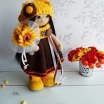 Fille tricotée avec un bouquet