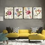Peintures avec des fleurs sur le canapé