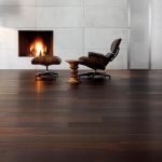 Sàn phòng khách bằng gỗ tối màu