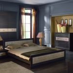 Ευρύ κρεβάτι στο υπνοδωμάτιο με μπλε τοίχους